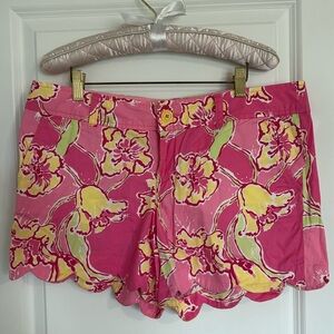 Lilly Pulitzer Buttercup Scalloped Shorts | Size 10